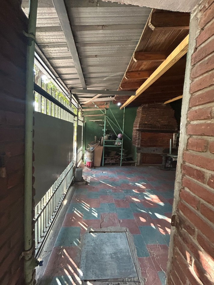 CASA EN VENTA CON LOCALES, villa de mayo 