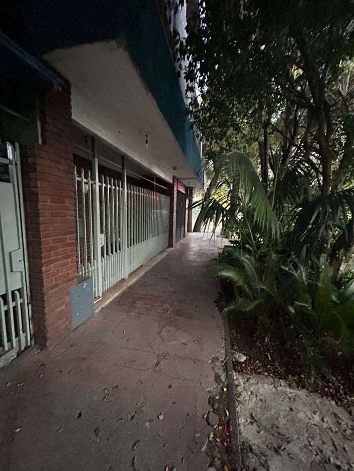 CASA EN VENTA CON LOCALES, villa de mayo 