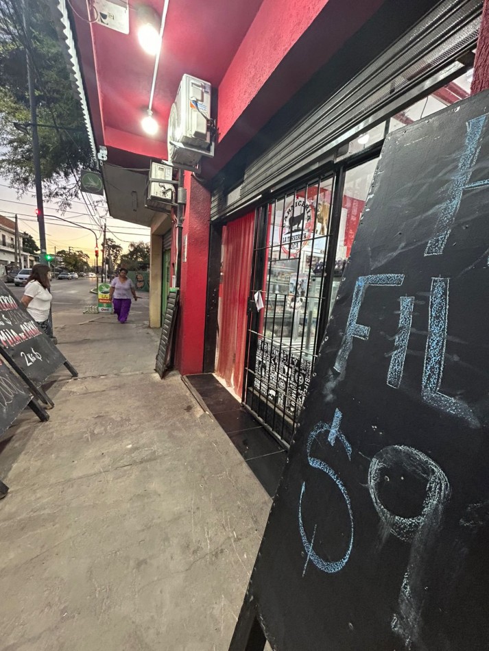 CASA EN VENTA CON LOCALES, villa de mayo 