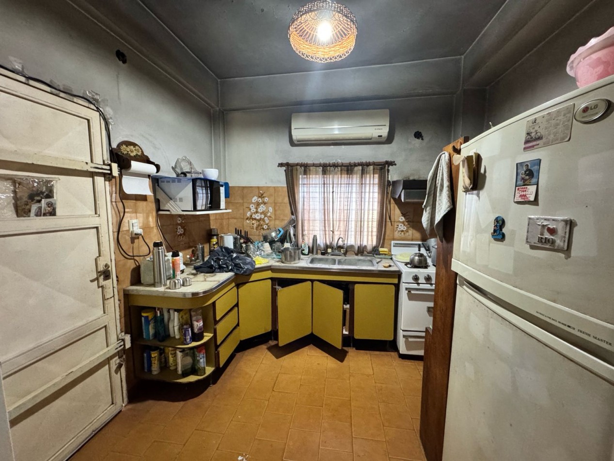 VENTA CASA 4 AMBIENTES COCHERA AMPLIO PARQUE MORENO