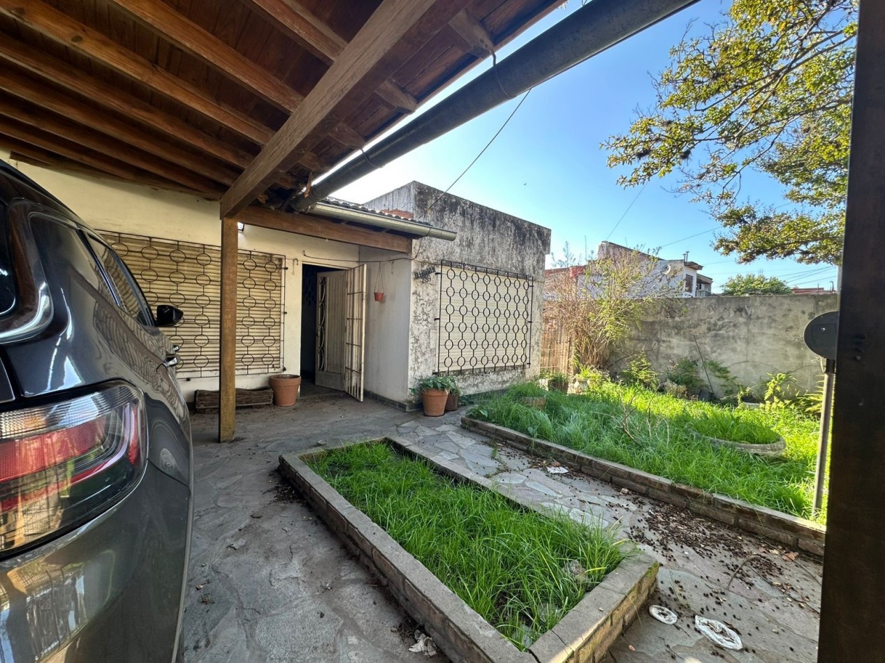 VENTA CASA 4 AMBIENTES COCHERA AMPLIO PARQUE MORENO