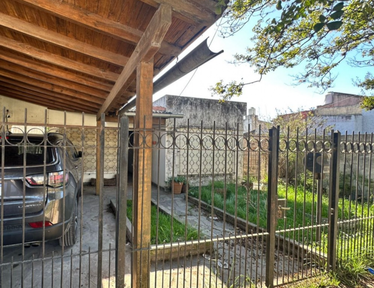VENTA CASA 4 AMBIENTES COCHERA AMPLIO PARQUE MORENO