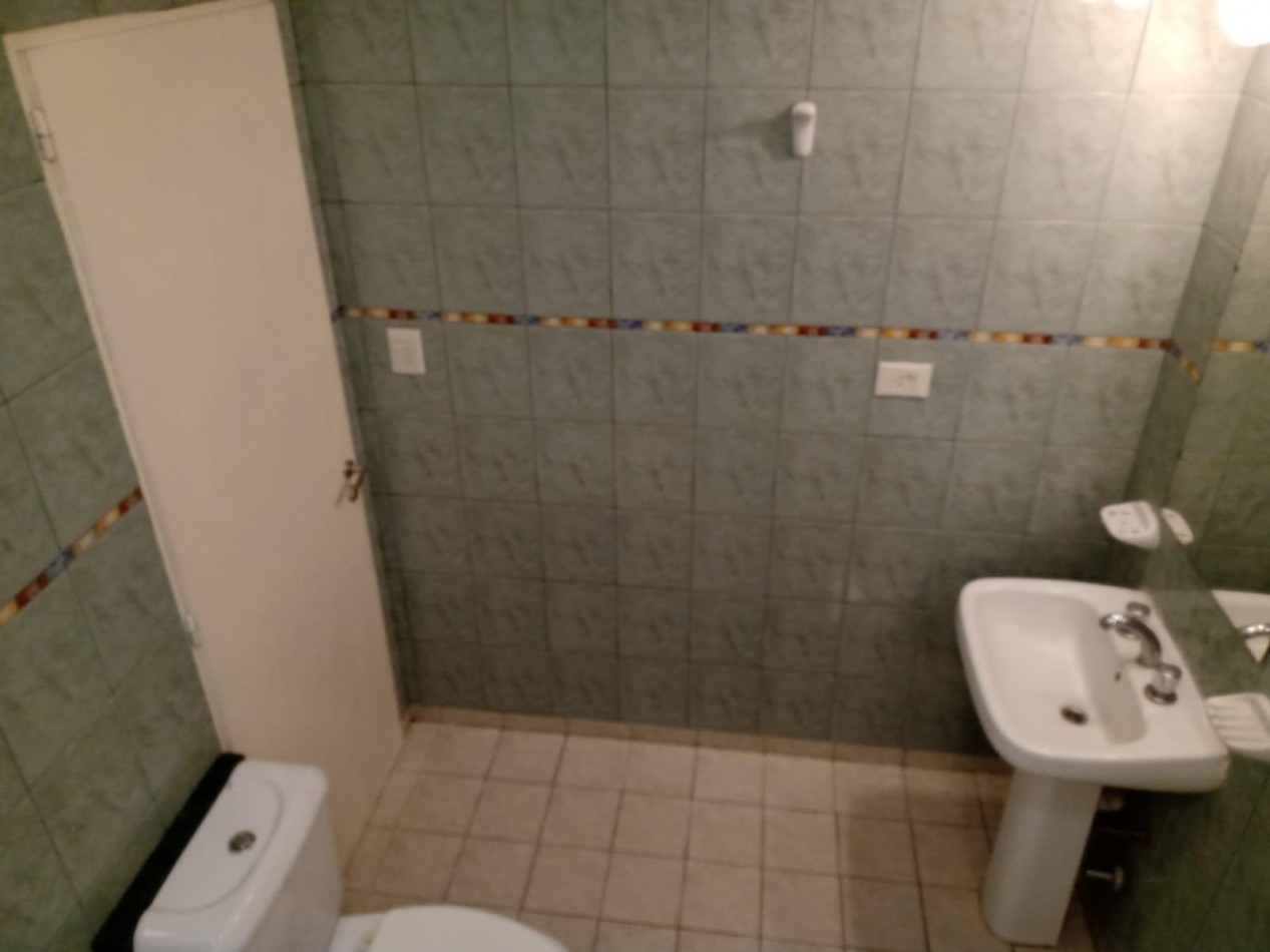 VENTA CASA 4 AMBIENTES CON COCHERA Y PATIO MORENO