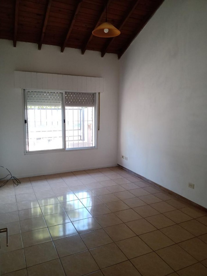 VENTA CASA 4 AMBIENTES CON COCHERA Y PATIO MORENO