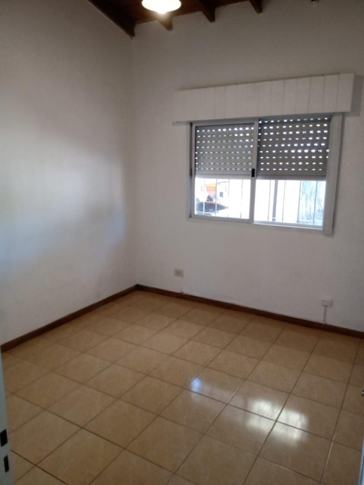 VENTA CASA 4 AMBIENTES CON COCHERA Y PATIO MORENO
