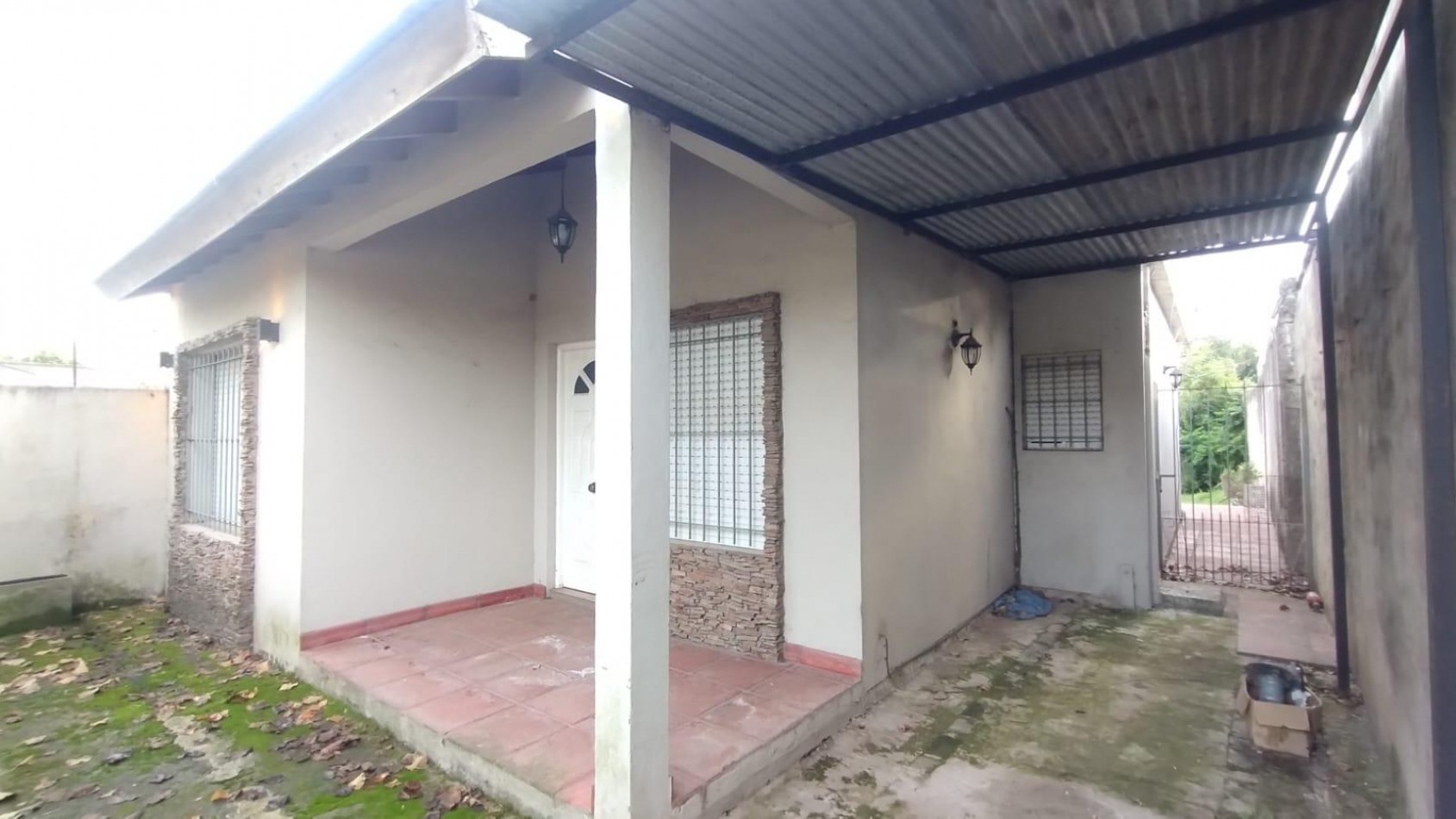VENTA CASA 4 AMBIENTES CON COCHERA Y PATIO MORENO