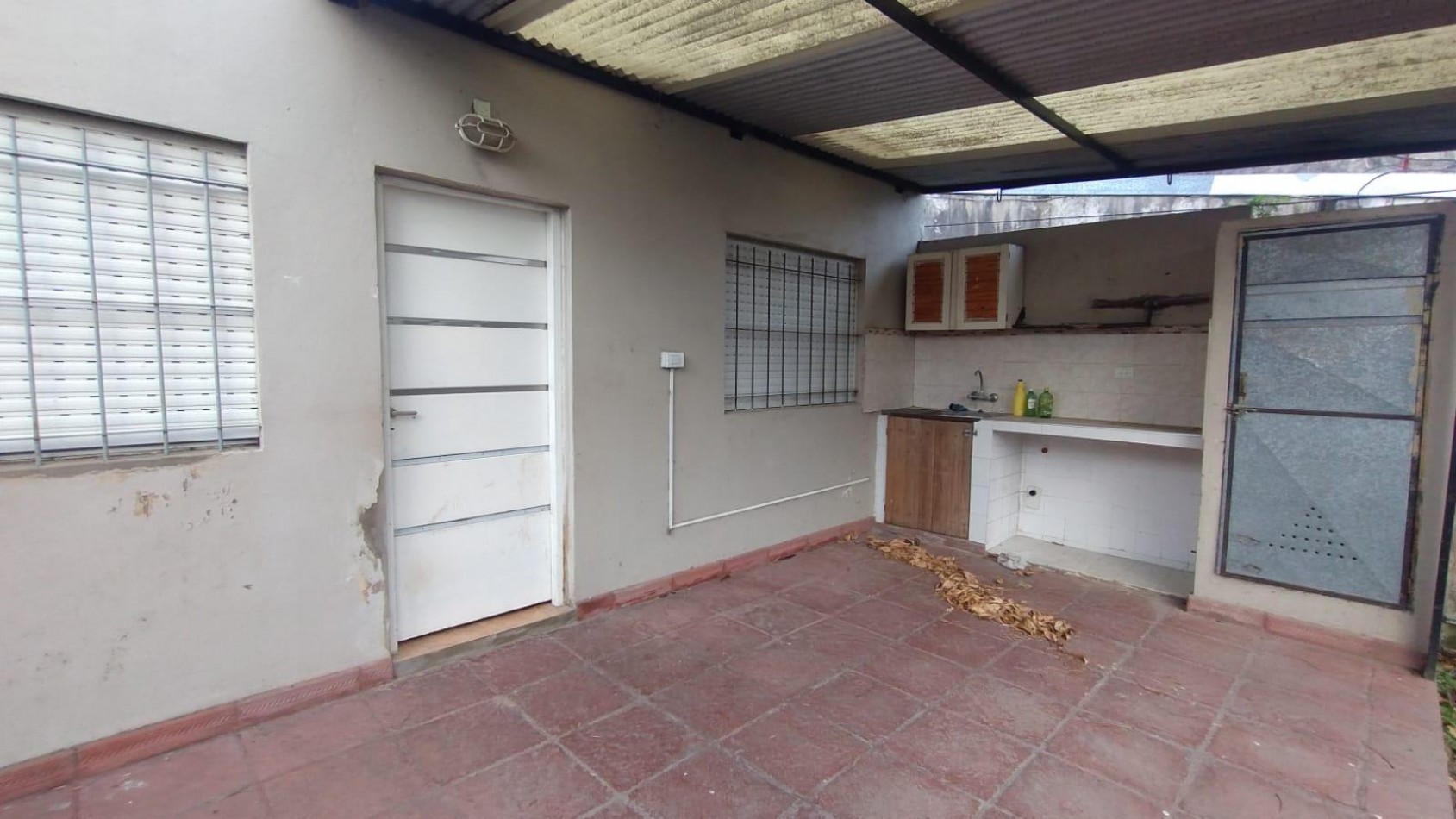 VENTA CASA 4 AMBIENTES CON COCHERA Y PATIO MORENO