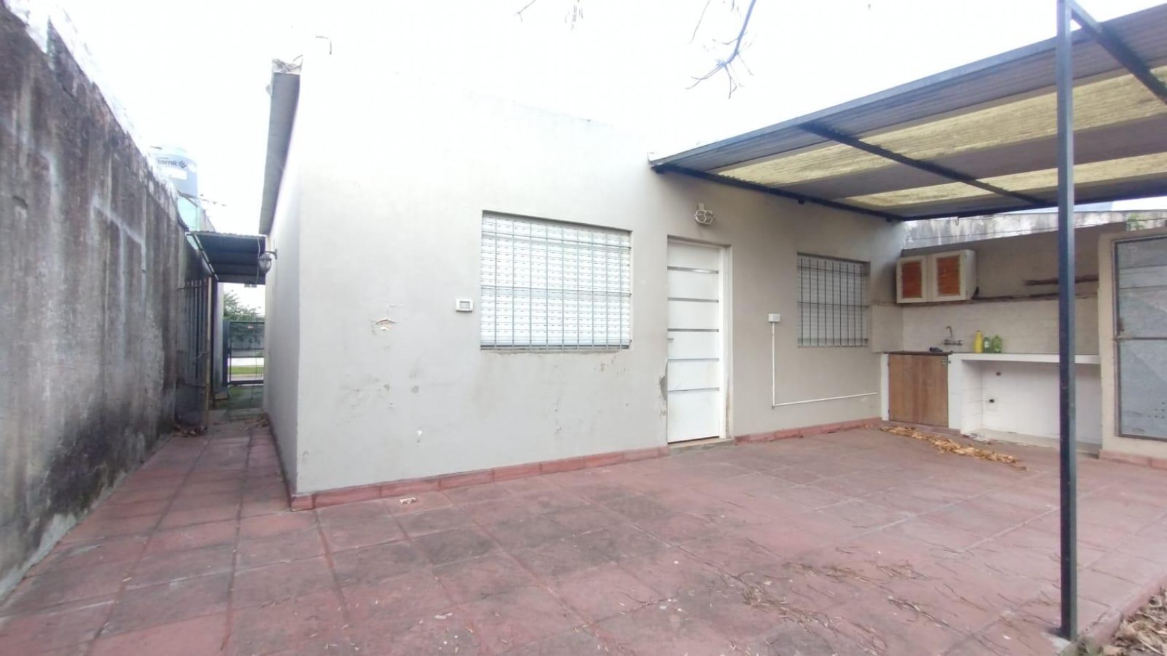 VENTA CASA 4 AMBIENTES CON COCHERA Y PATIO MORENO