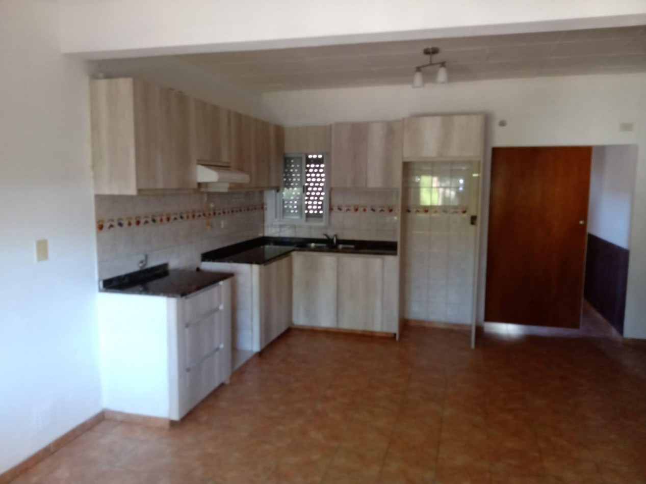 VENTA CASA 4 AMBIENTES CON COCHERA Y PATIO MORENO