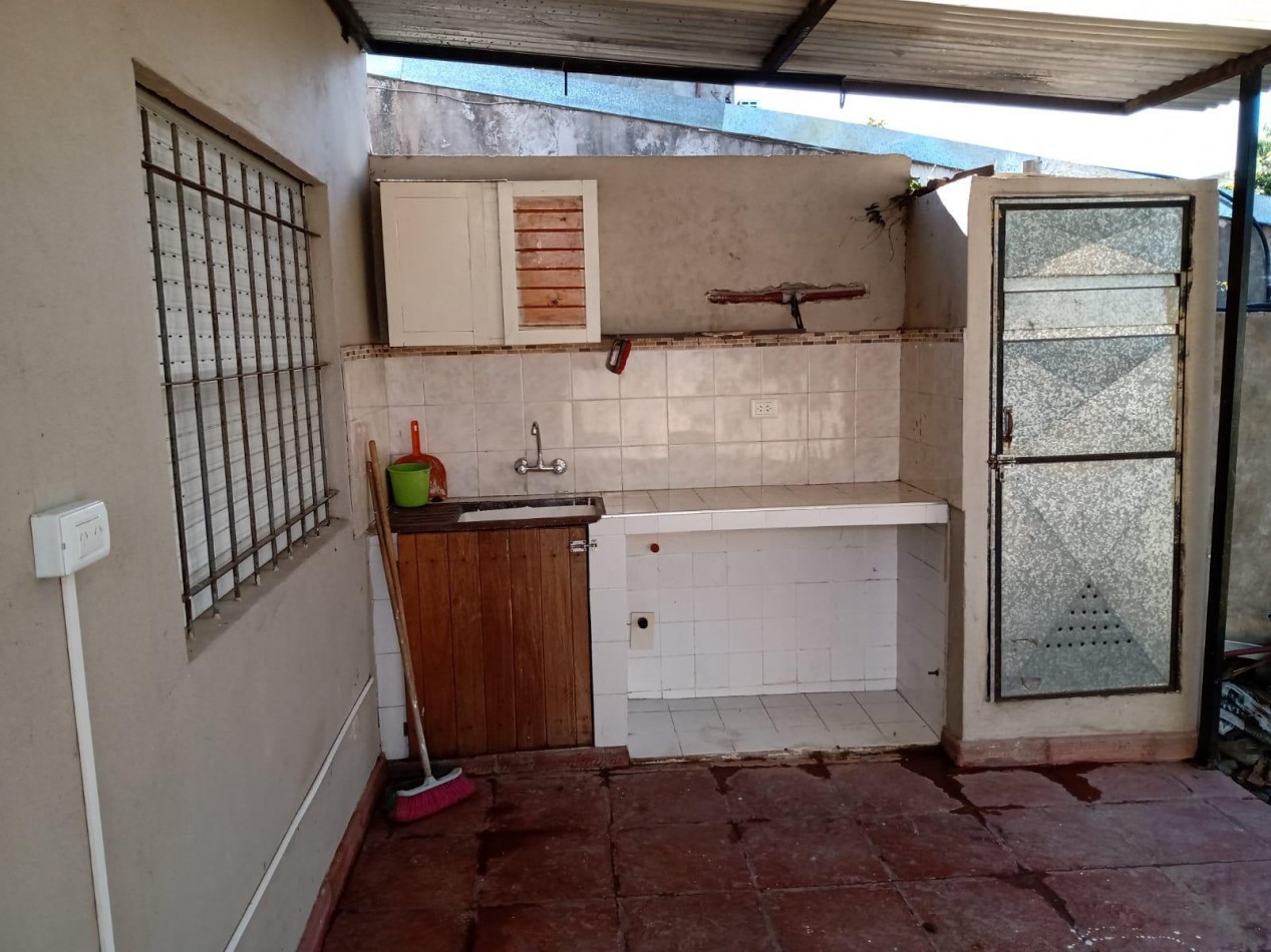 VENTA CASA 4 AMBIENTES CON COCHERA Y PATIO MORENO