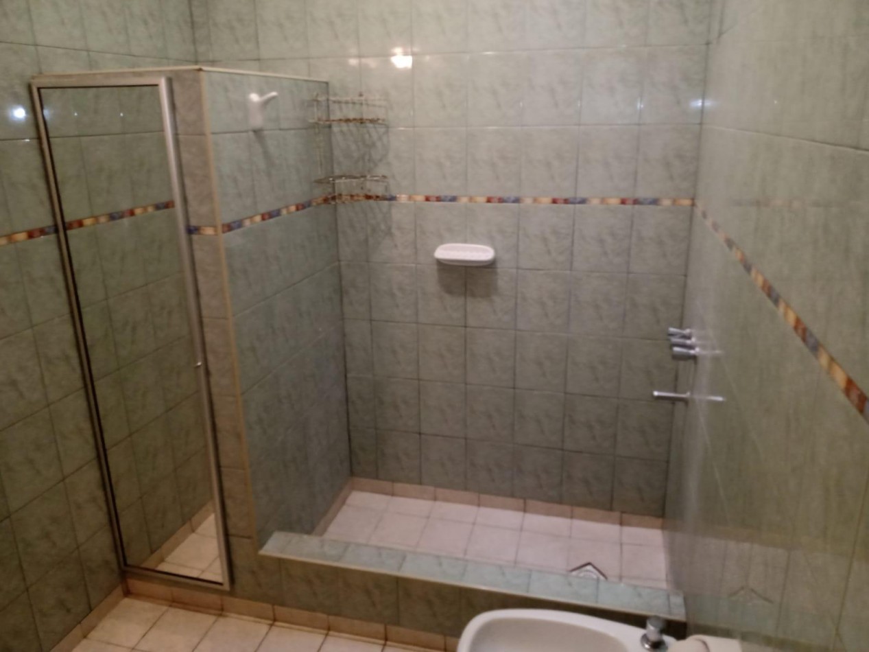 VENTA CASA 4 AMBIENTES CON COCHERA Y PATIO MORENO