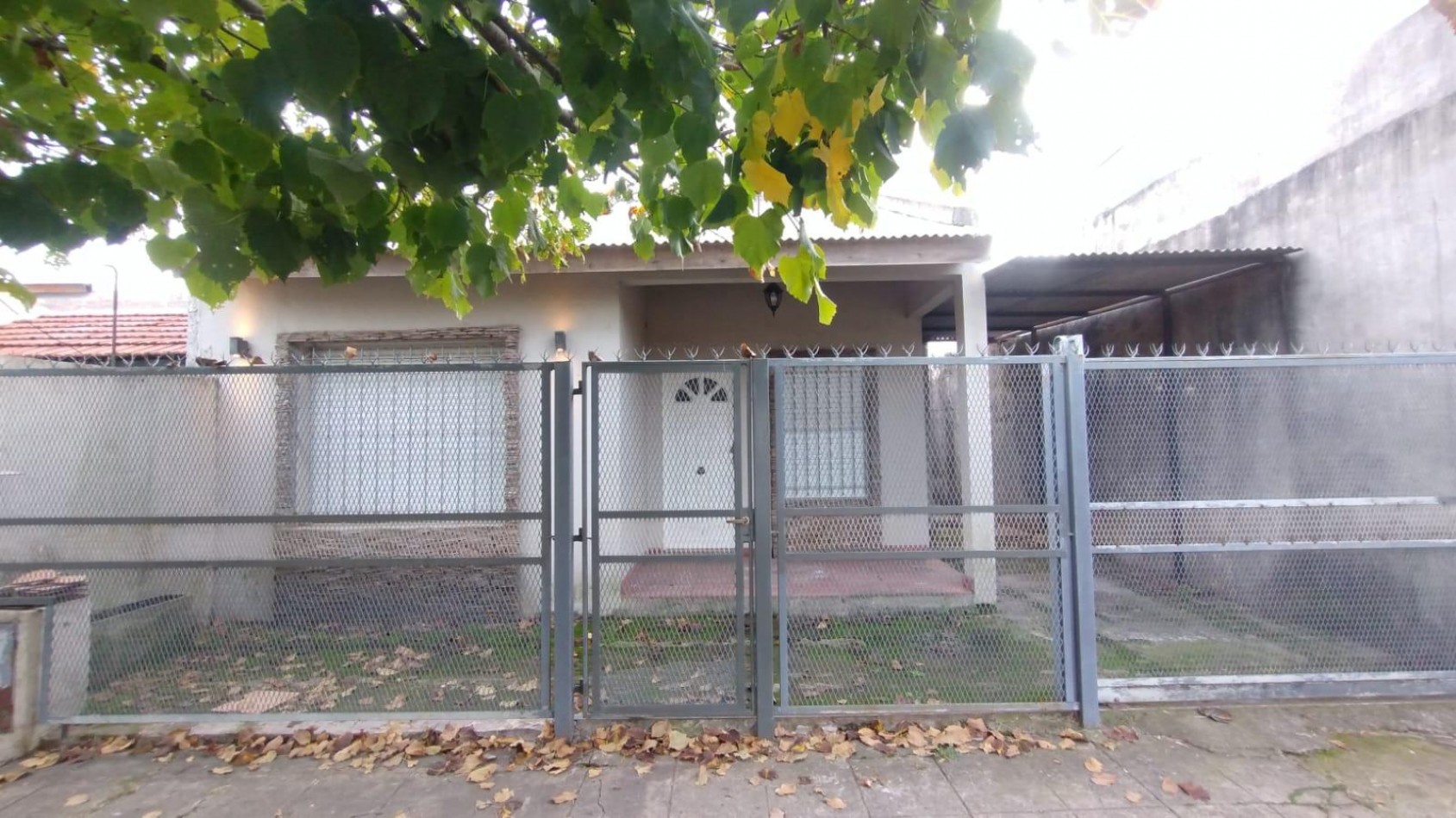VENTA CASA 4 AMBIENTES CON COCHERA Y PATIO MORENO
