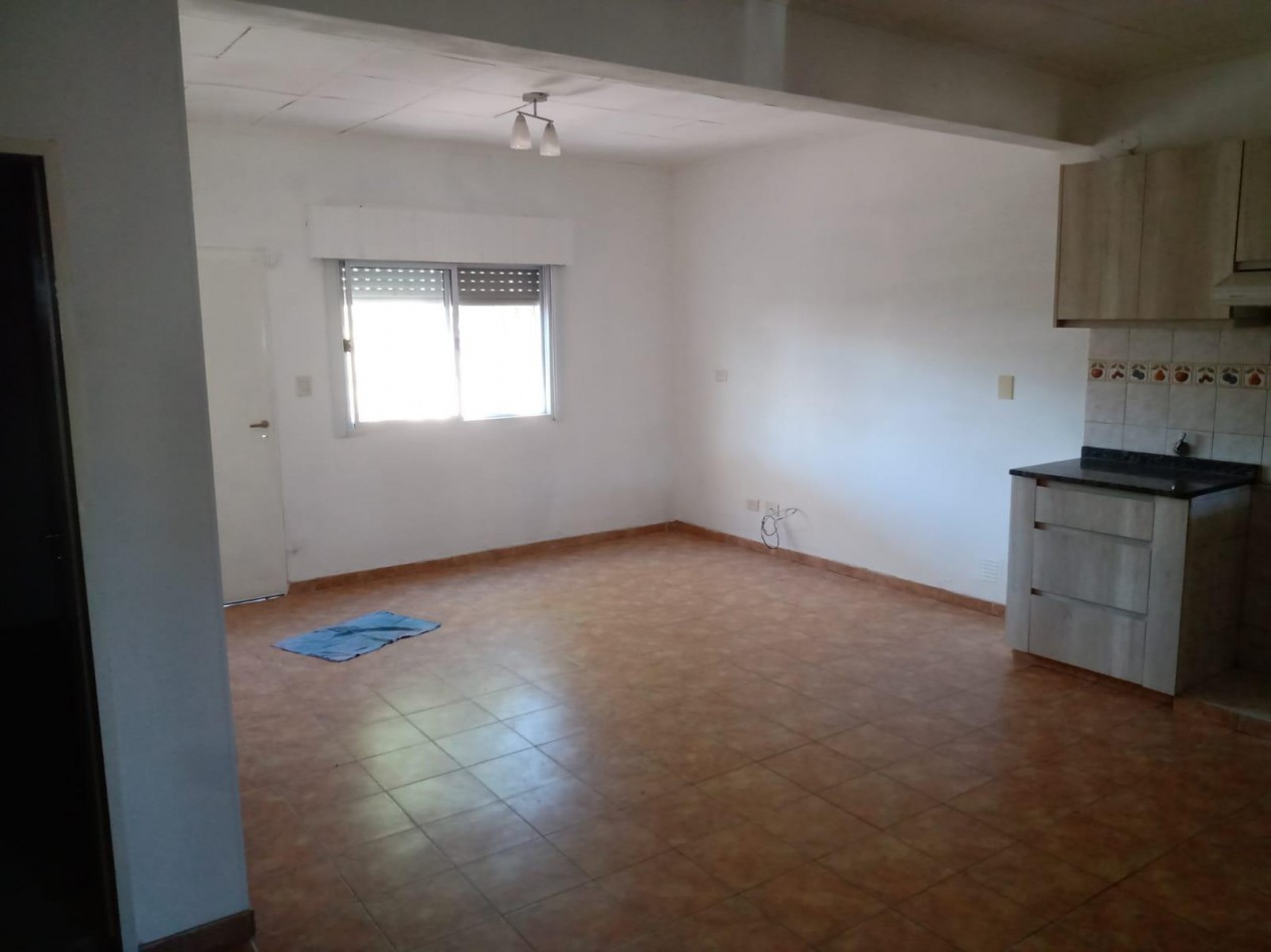 VENTA CASA 4 AMBIENTES CON COCHERA Y PATIO MORENO