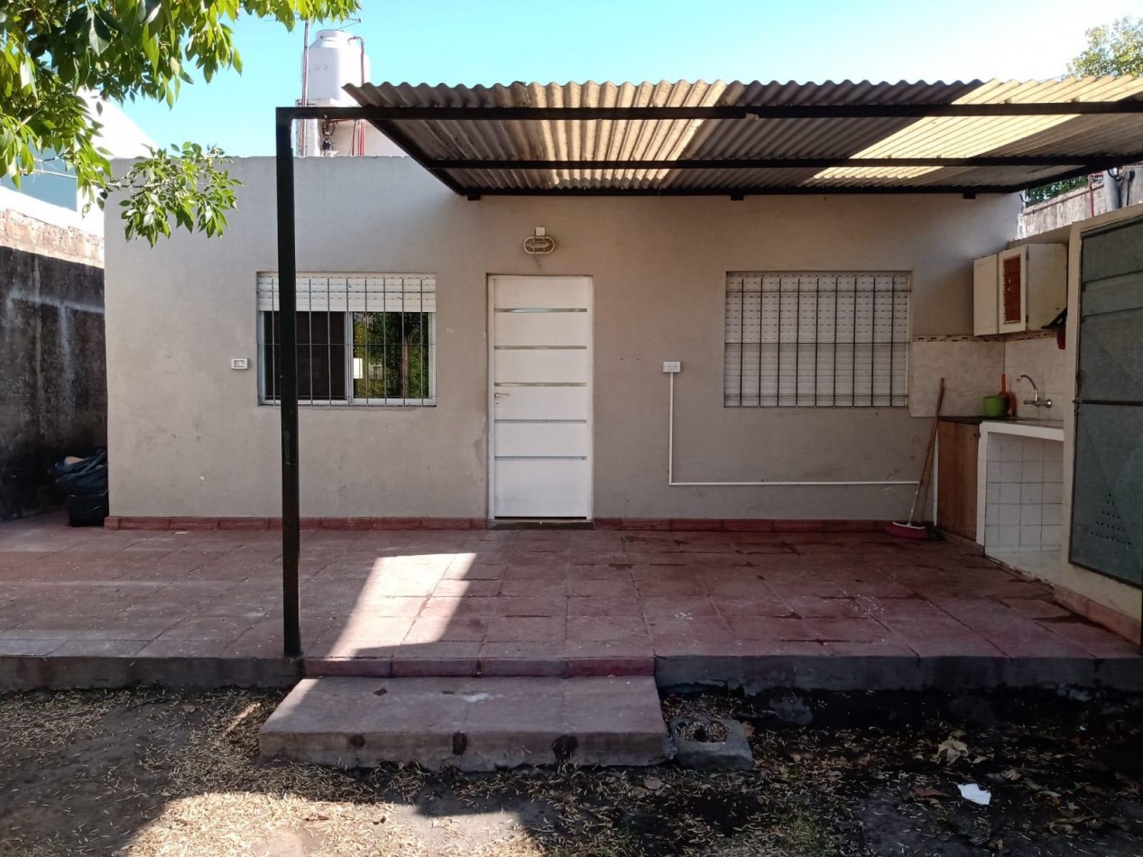 VENTA CASA 4 AMBIENTES CON COCHERA Y PATIO MORENO