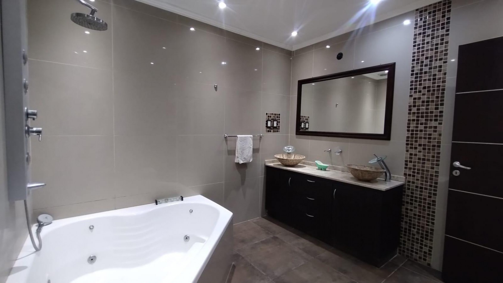 VENTA CASA QUINTA 5 AMBIENTES PARQUE PILETA MORENO
