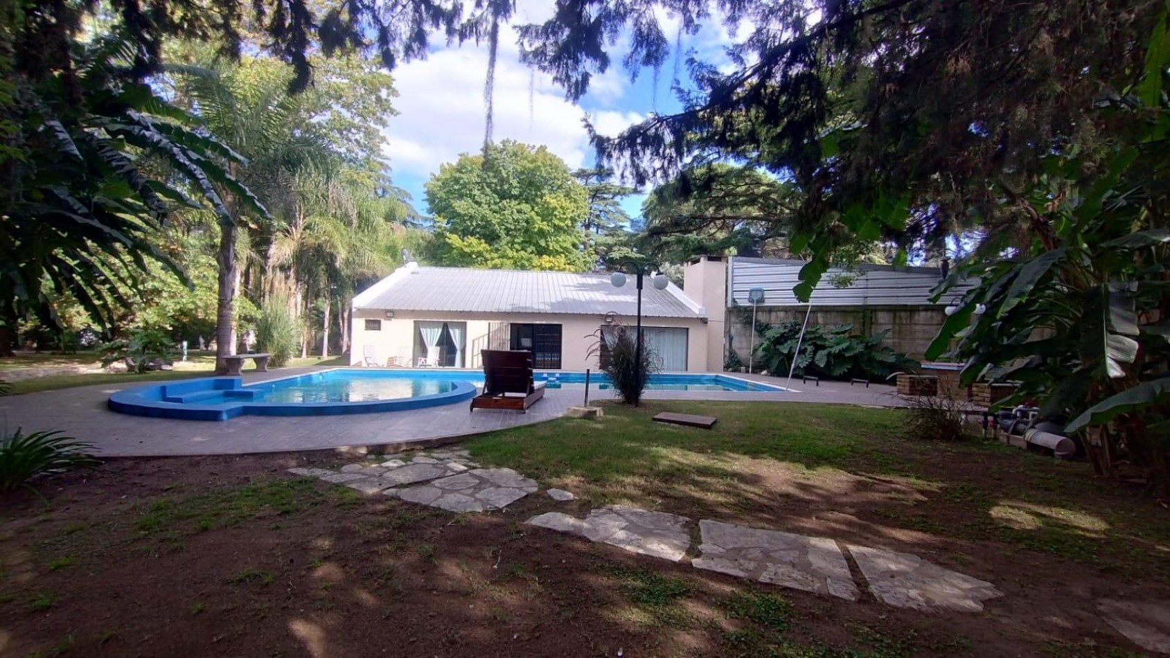 VENTA CASA QUINTA 5 AMBIENTES PARQUE PILETA MORENO
