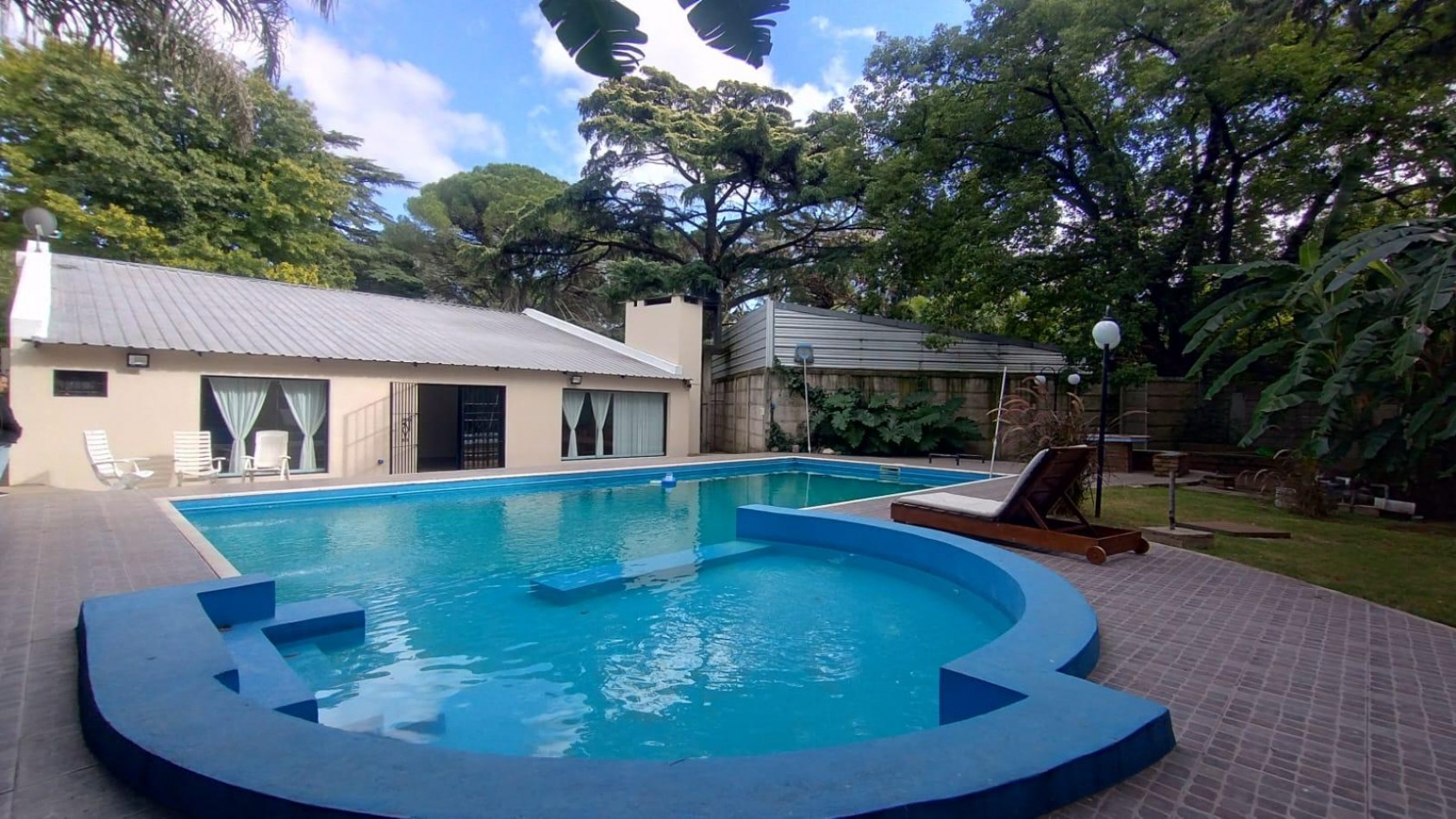 VENTA CASA QUINTA 5 AMBIENTES PARQUE PILETA MORENO