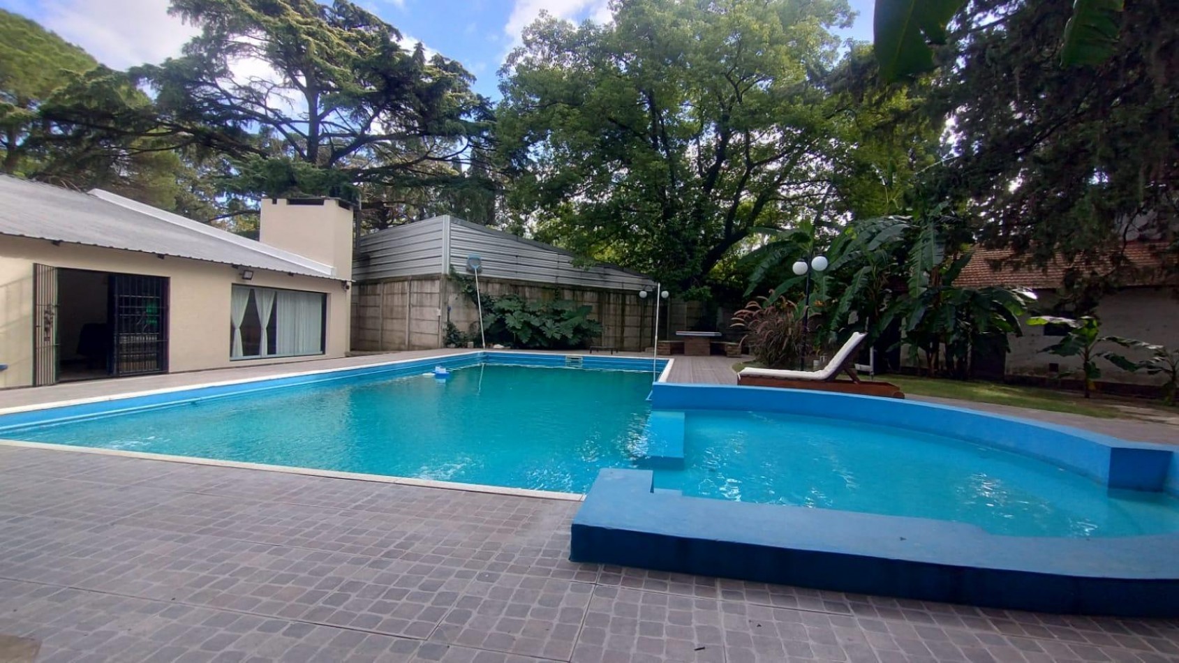 VENTA CASA QUINTA 5 AMBIENTES PARQUE PILETA MORENO