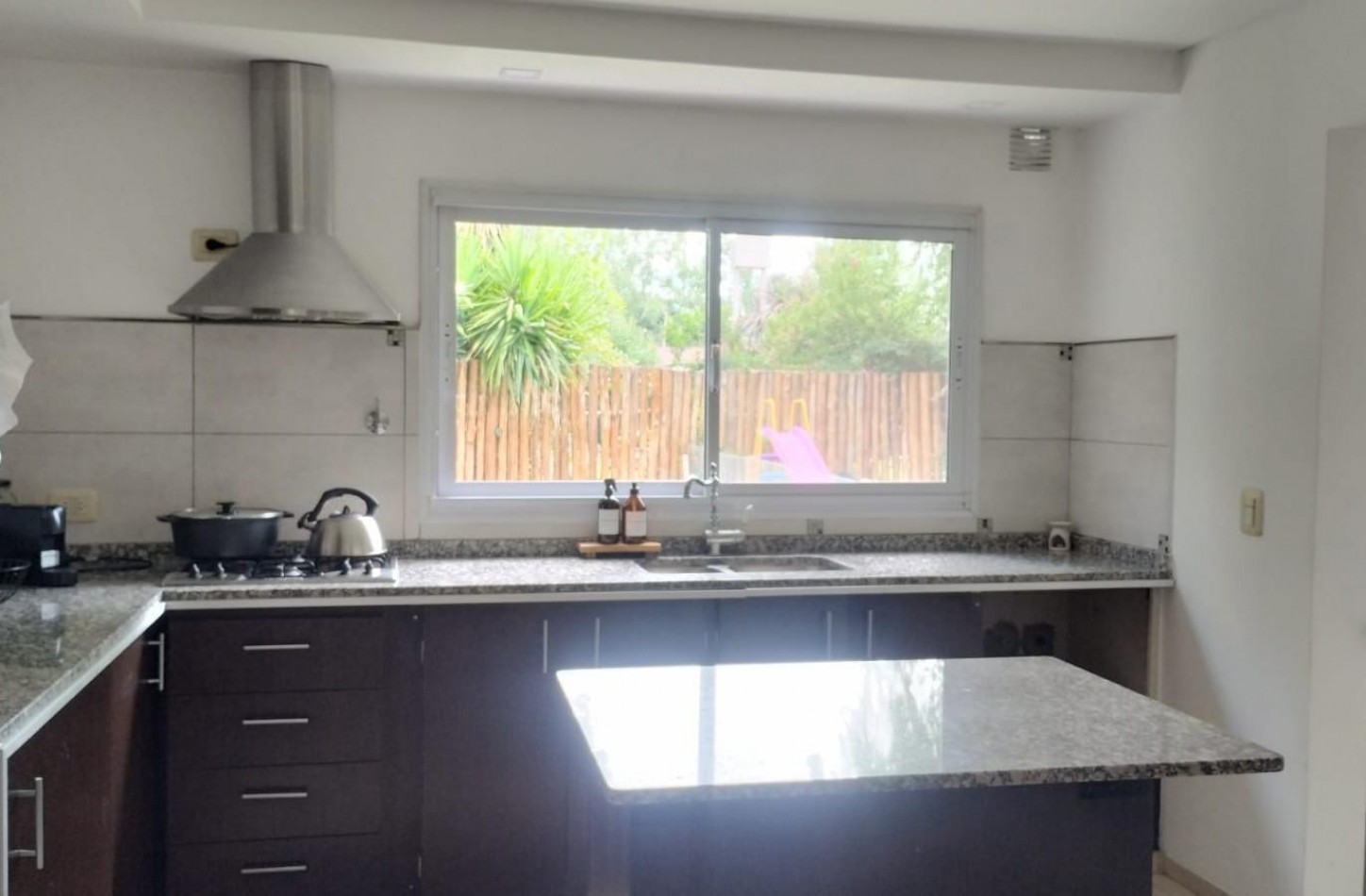 VENTA CASA 5 AMBIENTES PATIO PILETA FRANCISCO ALVAREZ CONSULTAR POR APTO CREDITO