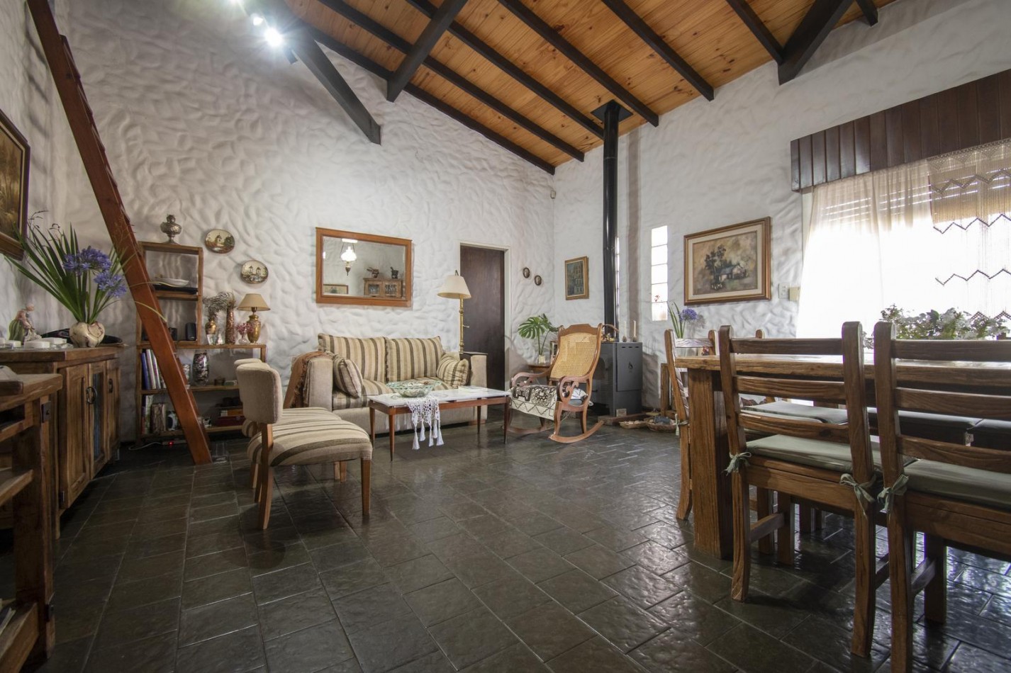 VENTA CASA 4 AMBIENTES CHALET CON PILETA COCHERA MORENO