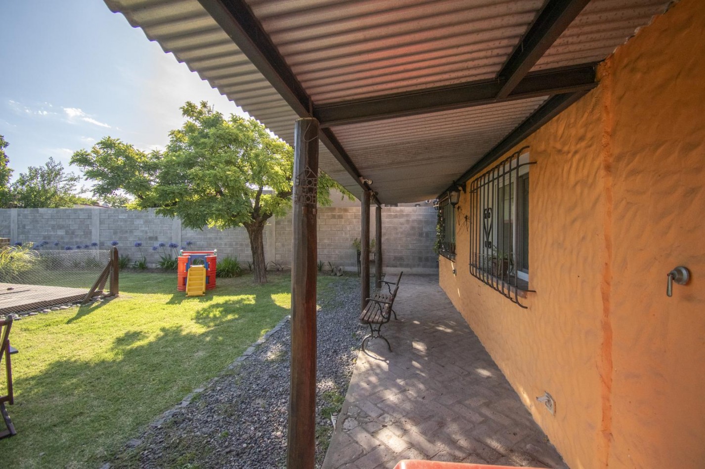 VENTA CASA 4 AMBIENTES CHALET CON PILETA COCHERA MORENO