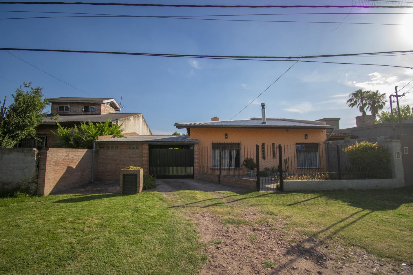 VENTA CASA 4 AMBIENTES CHALET CON PILETA COCHERA MORENO
