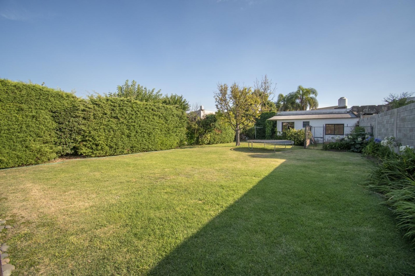VENTA CASA 4 AMBIENTES CHALET CON PILETA COCHERA MORENO
