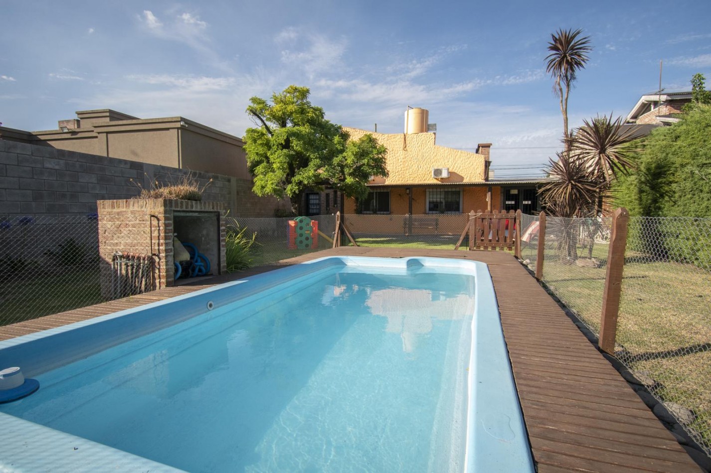 VENTA CASA 4 AMBIENTES CHALET CON PILETA COCHERA MORENO