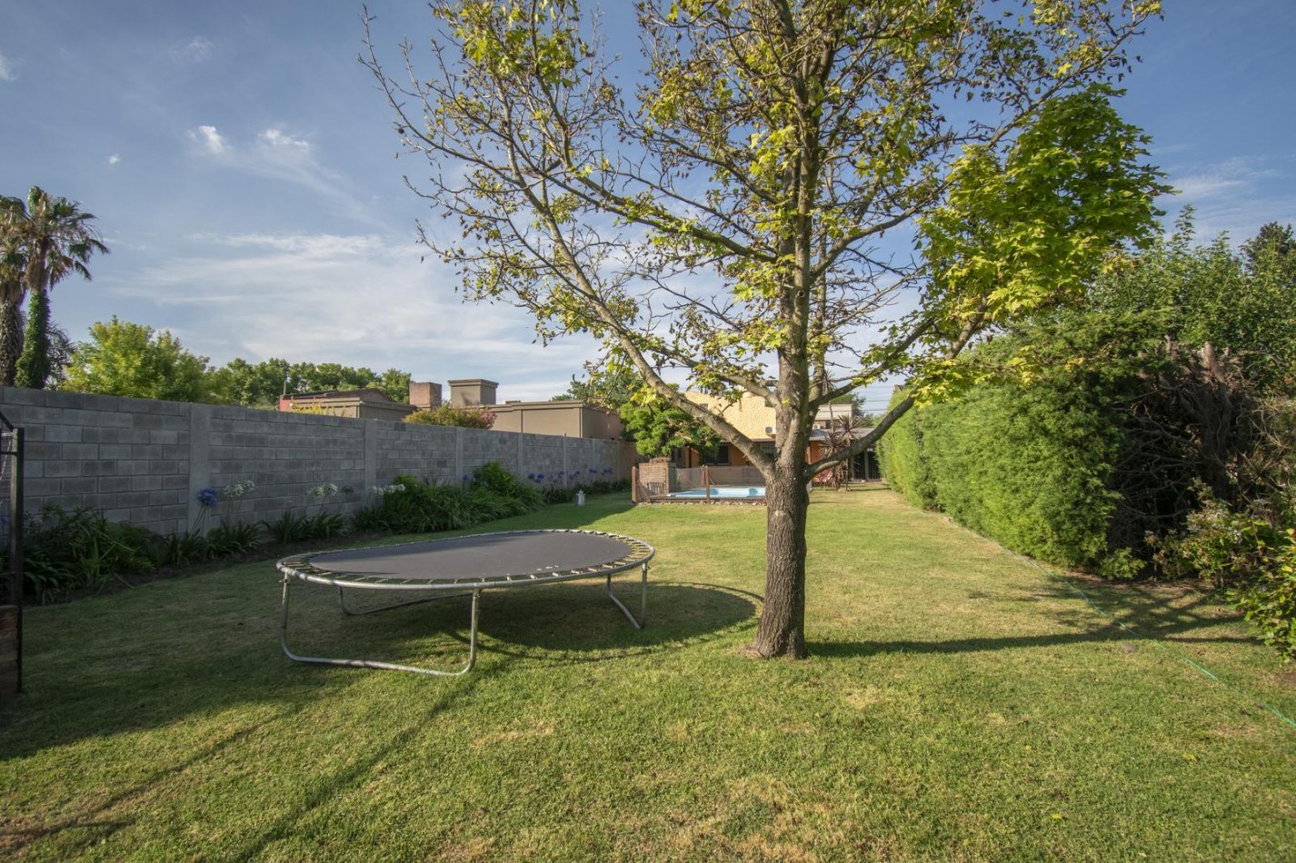 VENTA CASA 4 AMBIENTES CHALET CON PILETA COCHERA MORENO