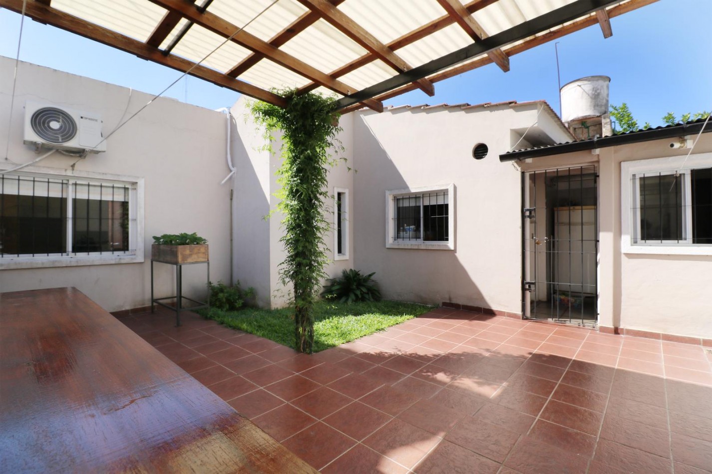 VENTA CASA 3 AMBIENTES COCHERA PARRILLA ITUZAINGO