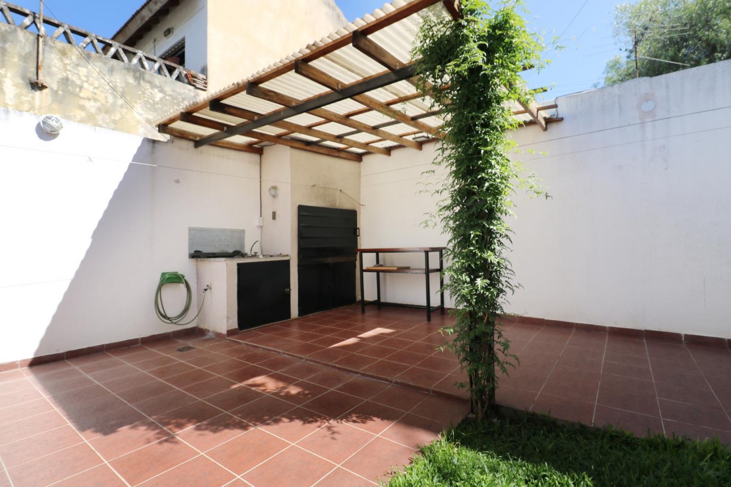 VENTA CASA 3 AMBIENTES COCHERA PARRILLA ITUZAINGO