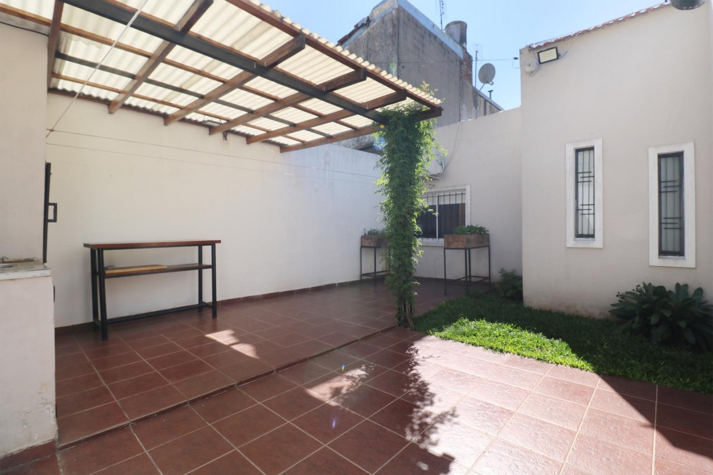 VENTA CASA 3 AMBIENTES COCHERA PARRILLA ITUZAINGO