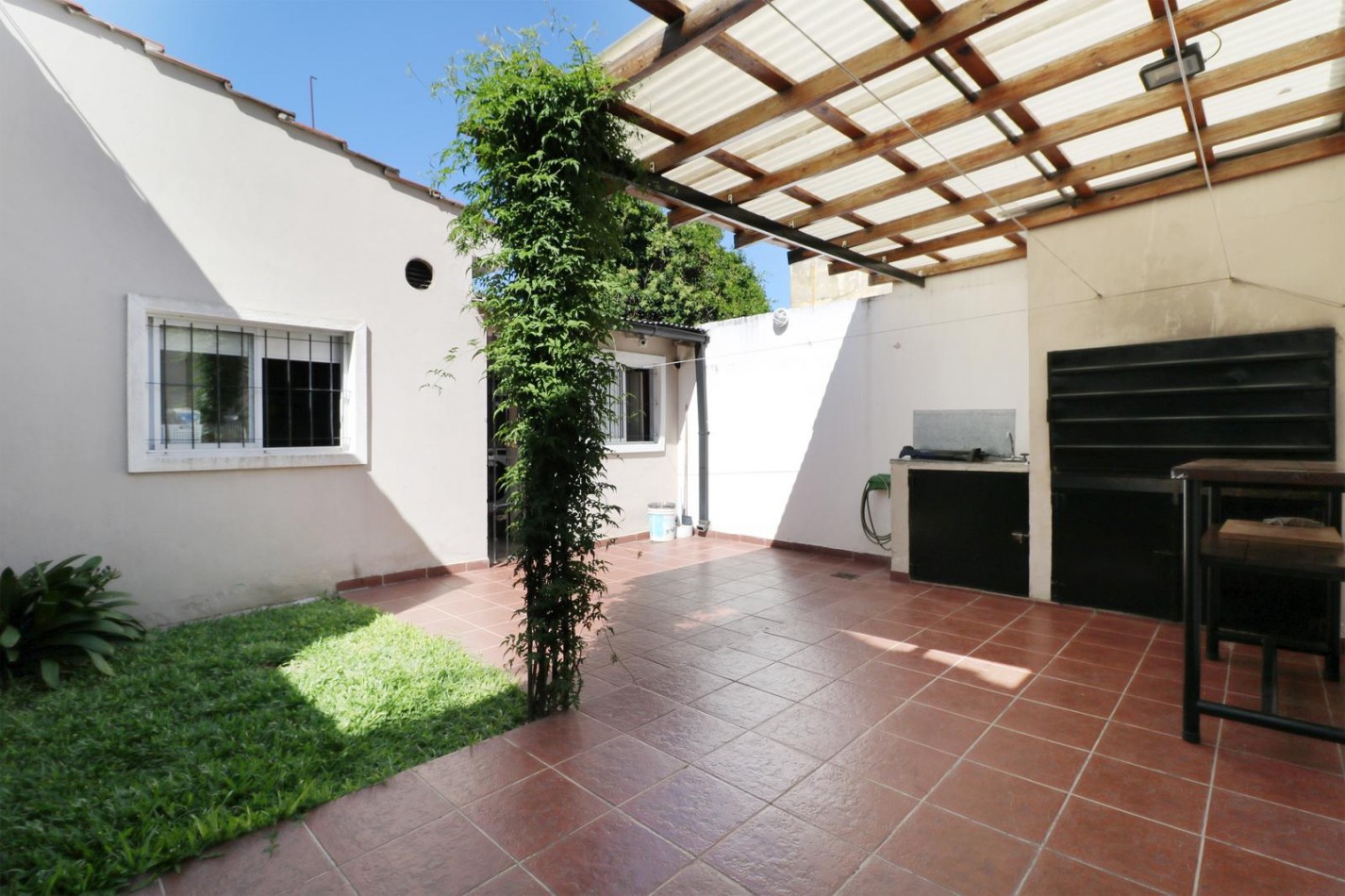 VENTA CASA 3 AMBIENTES COCHERA PARRILLA ITUZAINGO