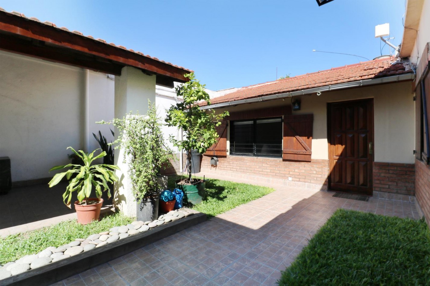 VENTA CASA 3 AMBIENTES COCHERA PARRILLA ITUZAINGO
