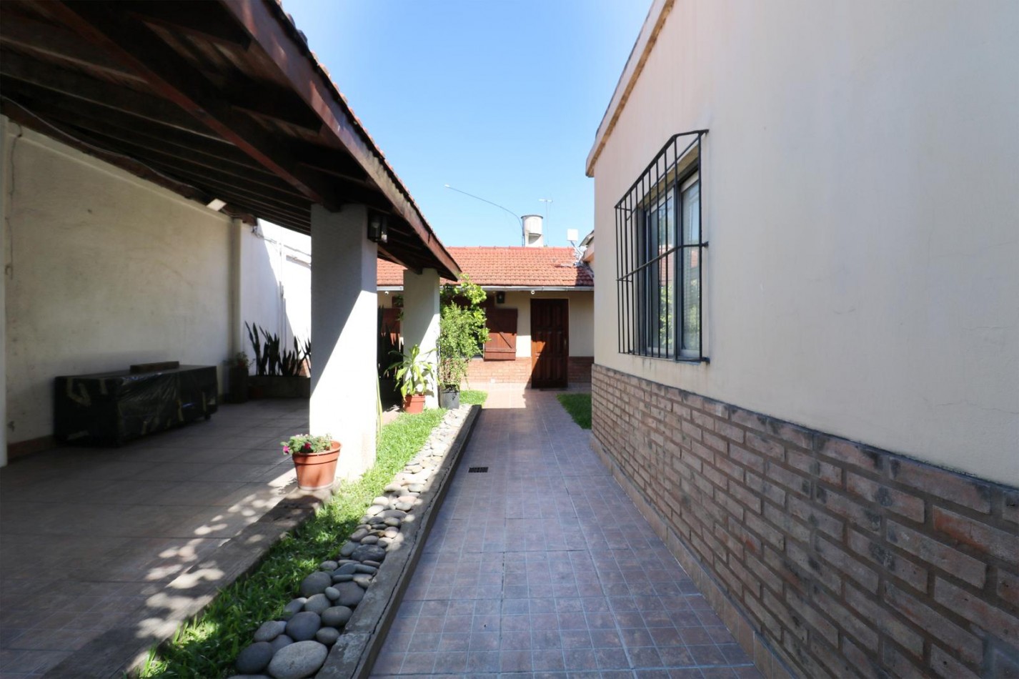 VENTA CASA 3 AMBIENTES COCHERA PARRILLA ITUZAINGO