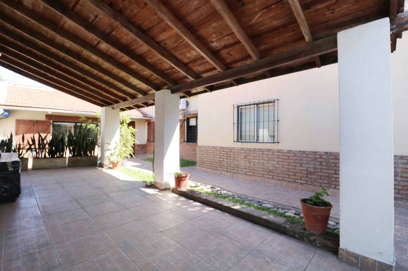 VENTA CASA 3 AMBIENTES COCHERA PARRILLA ITUZAINGO
