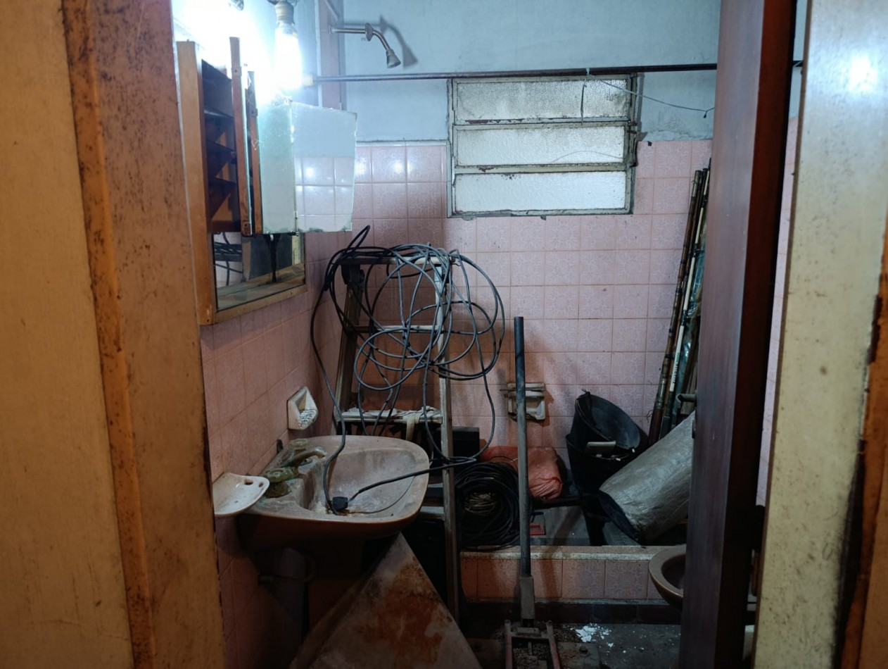 VENTA CASA 3 AMBIENTES CON PATIO OPORTUNIDAD A RECICLAR TRUJUI MORENO