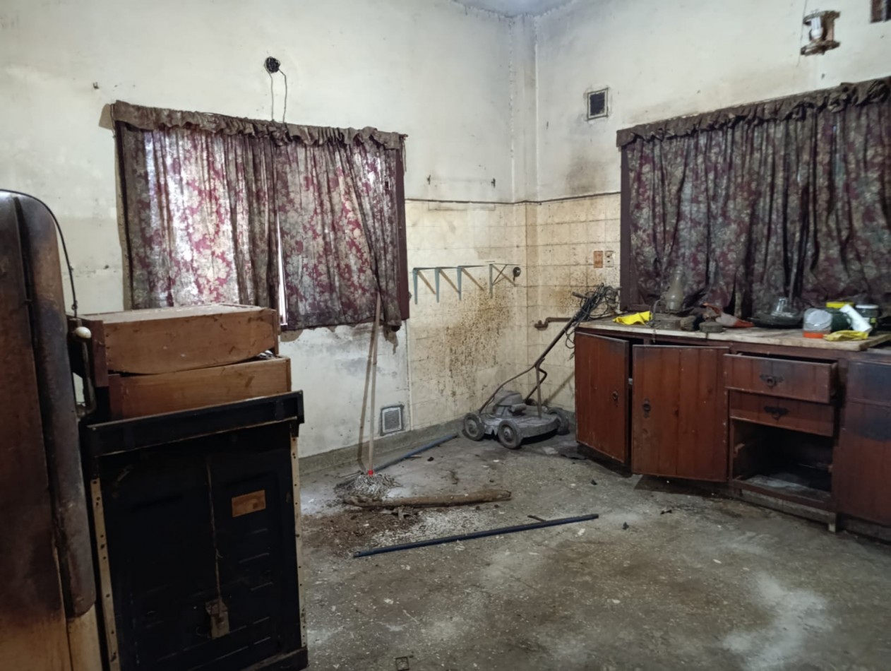 VENTA CASA 3 AMBIENTES CON PATIO OPORTUNIDAD A RECICLAR TRUJUI MORENO