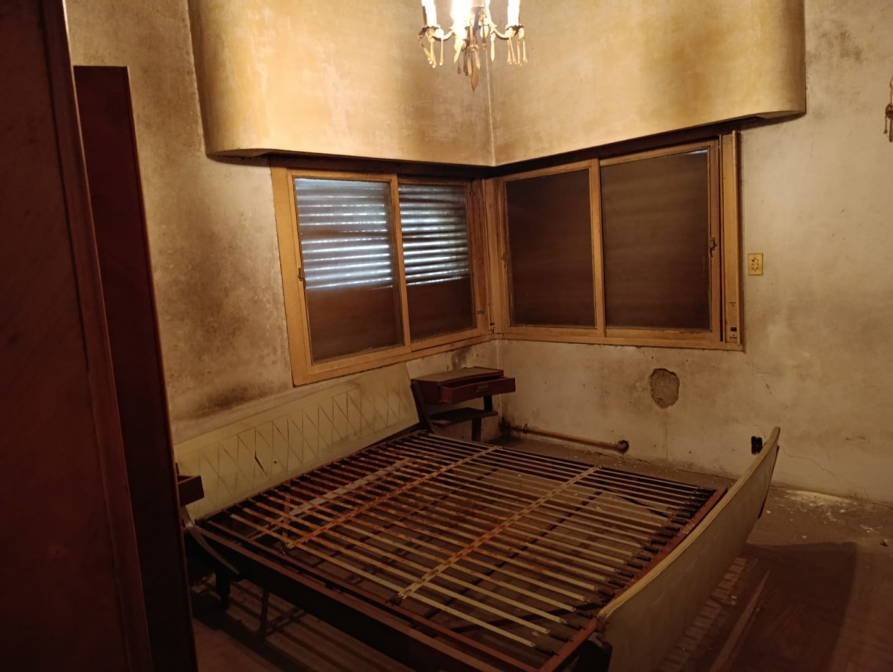 VENTA CASA 3 AMBIENTES CON PATIO OPORTUNIDAD A RECICLAR TRUJUI MORENO