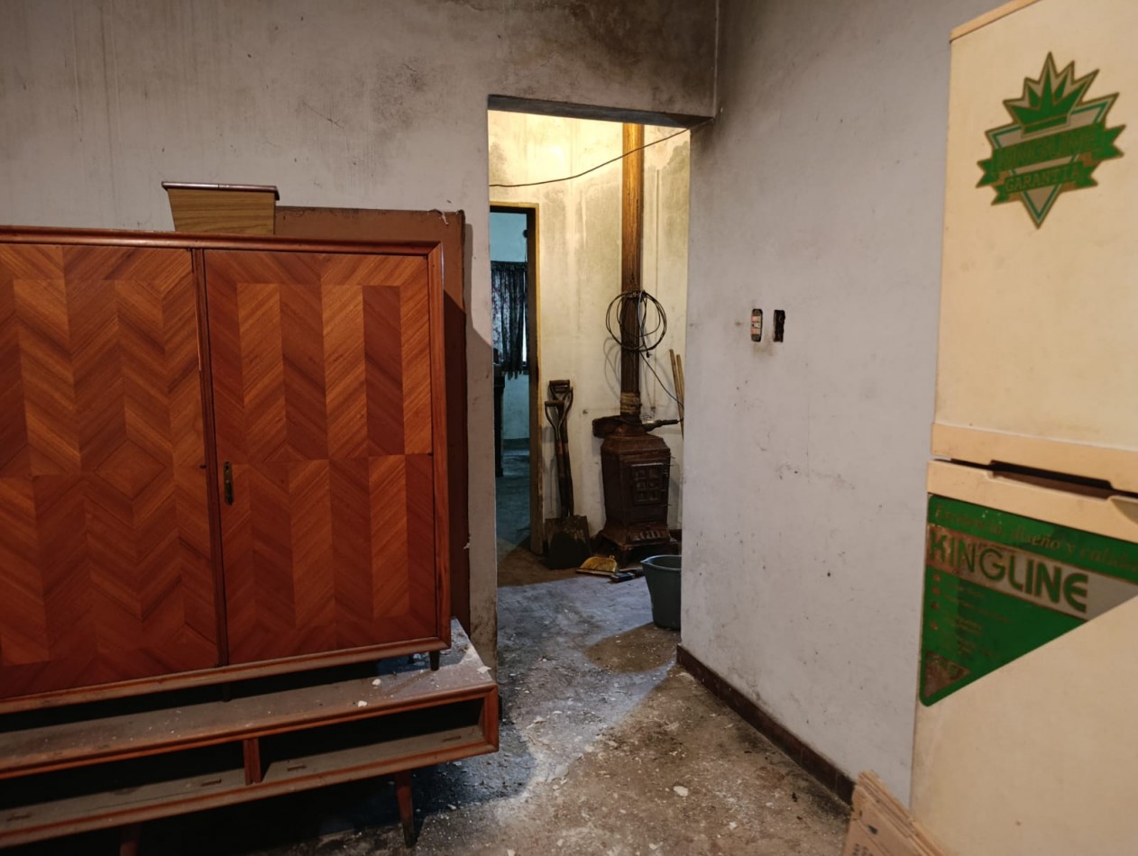 VENTA CASA 3 AMBIENTES CON PATIO OPORTUNIDAD A RECICLAR TRUJUI MORENO