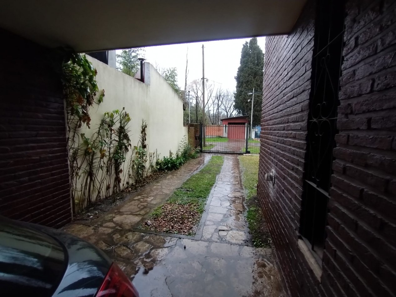 VENTA CASA 5 AMBIENTES CHALET CON GARAGE Y PILETA MAS LOTE CON AMPLIO PARQUE FRANCISCO ALVAREZ