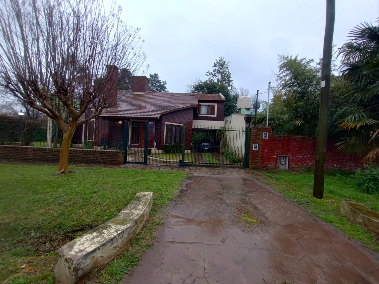 VENTA CASA 5 AMBIENTES CHALET CON GARAGE Y PILETA MAS LOTE CON AMPLIO PARQUE FRANCISCO ALVAREZ