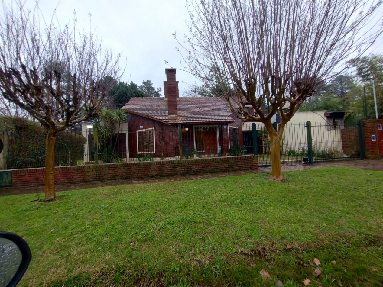 VENTA CASA 5 AMBIENTES CHALET CON GARAGE Y PILETA MAS LOTE CON AMPLIO PARQUE FRANCISCO ALVAREZ