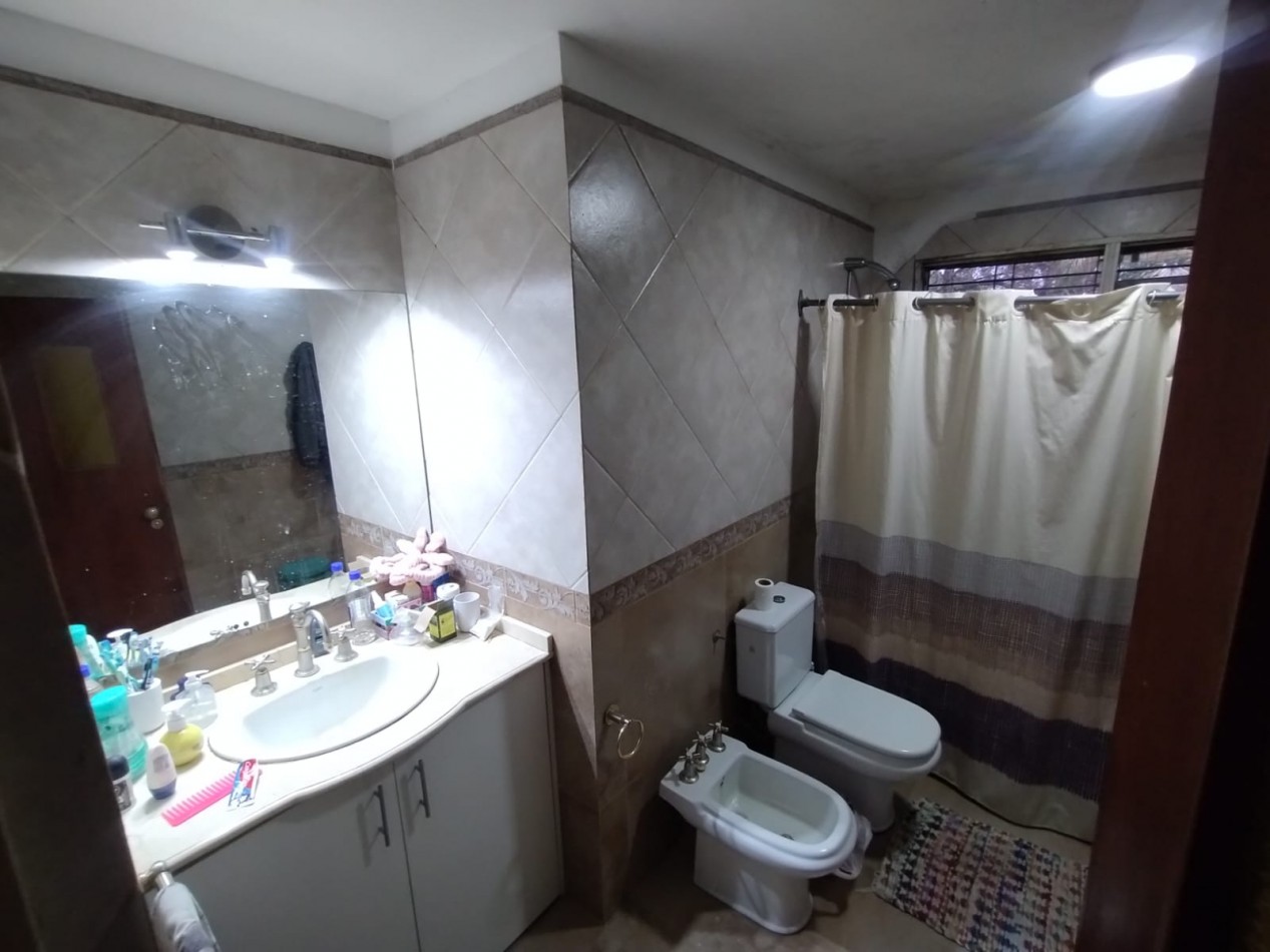 VENTA CASA 5 AMBIENTES CHALET CON GARAGE Y PILETA MAS LOTE CON AMPLIO PARQUE FRANCISCO ALVAREZ