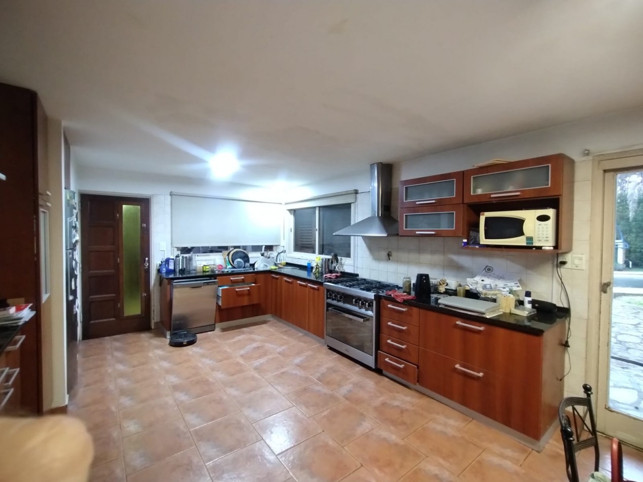 VENTA CASA 5 AMBIENTES CHALET CON GARAGE Y PILETA MAS LOTE CON AMPLIO PARQUE FRANCISCO ALVAREZ