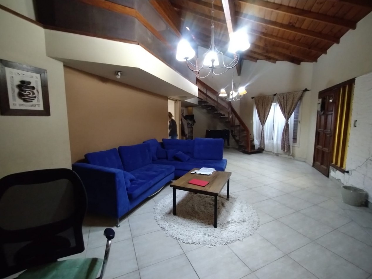 VENTA CASA 5 AMBIENTES CHALET CON GARAGE Y PILETA MAS LOTE CON AMPLIO PARQUE FRANCISCO ALVAREZ
