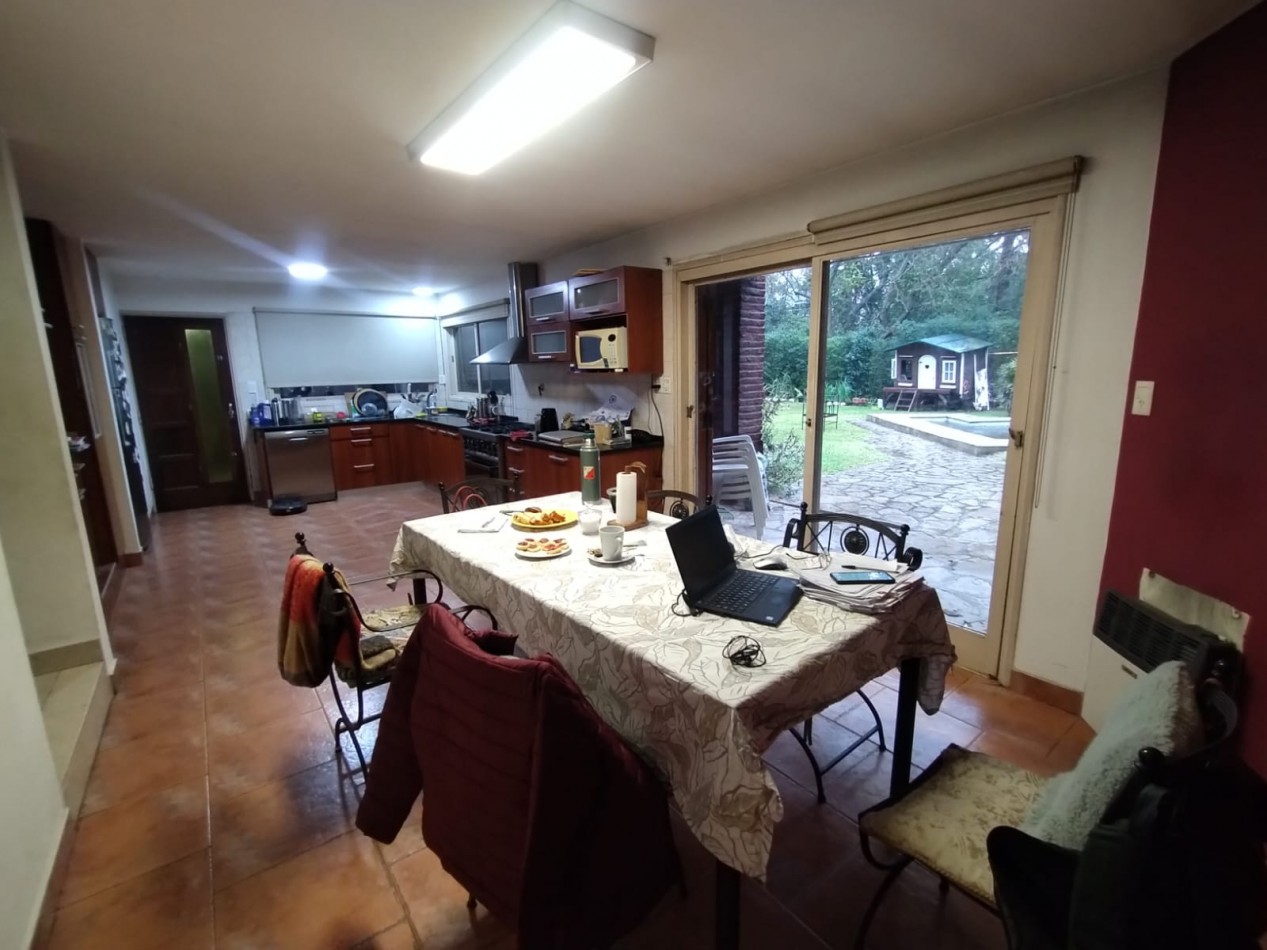 VENTA CASA 5 AMBIENTES CHALET CON GARAGE Y PILETA MAS LOTE CON AMPLIO PARQUE FRANCISCO ALVAREZ