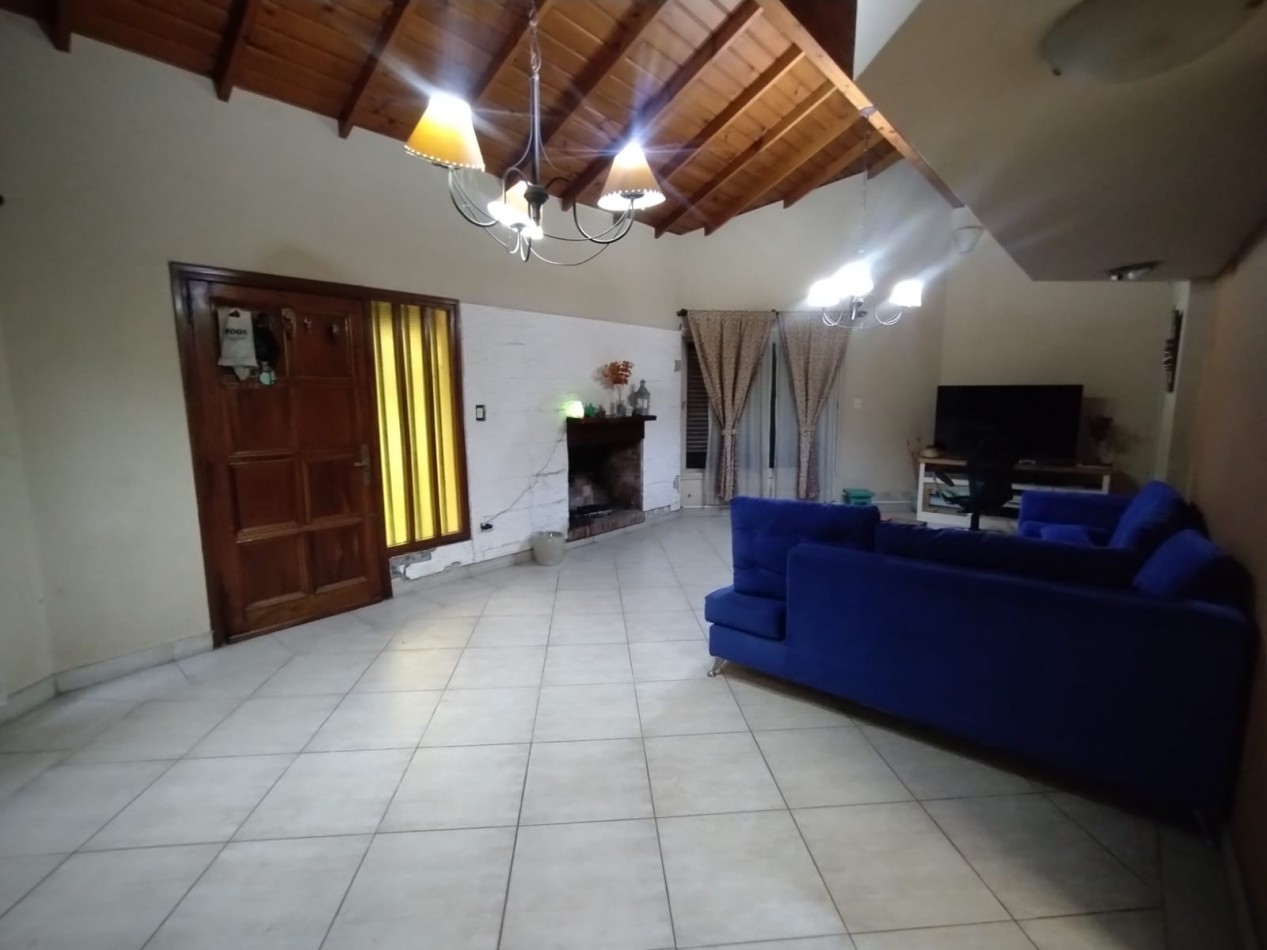 VENTA CASA 5 AMBIENTES CHALET CON GARAGE Y PILETA MAS LOTE CON AMPLIO PARQUE FRANCISCO ALVAREZ