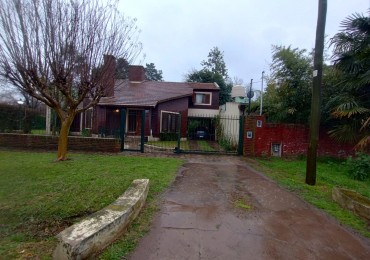 VENTA CASA 5 AMBIENTES CHALET CON GARAGE Y PILETA MAS LOTE CON AMPLIO PARQUE FRANCISCO ALVAREZ